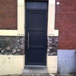 Budynek mieszkalny. Wasquehal - Francja. Drzwi wejściowe PVC system KBE 70 AD, kolor antracyt.